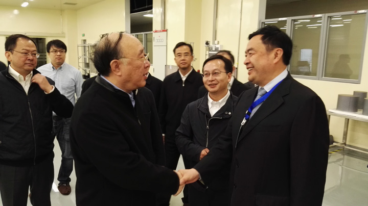2重慶市市長黃奇帆與趙振元同志親切交談，中立者為重慶超硅總經理長陳猛.jpg