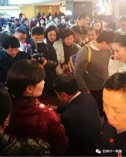 15-讀者排隊等候簽名，把趙振元圍得水泄不通.webp.jpg