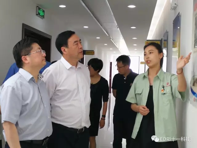 7-趙振元、孫鴻偉及會(huì)議代表參觀江蘇太極文化墻.jpg