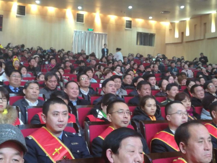 2-趙振元同志與袁三軍市委書記、市人大主任李明楨、市政協(xié)主席談得勝、駐鞏義部隊(duì)首長等一起觀看晚會.jpg