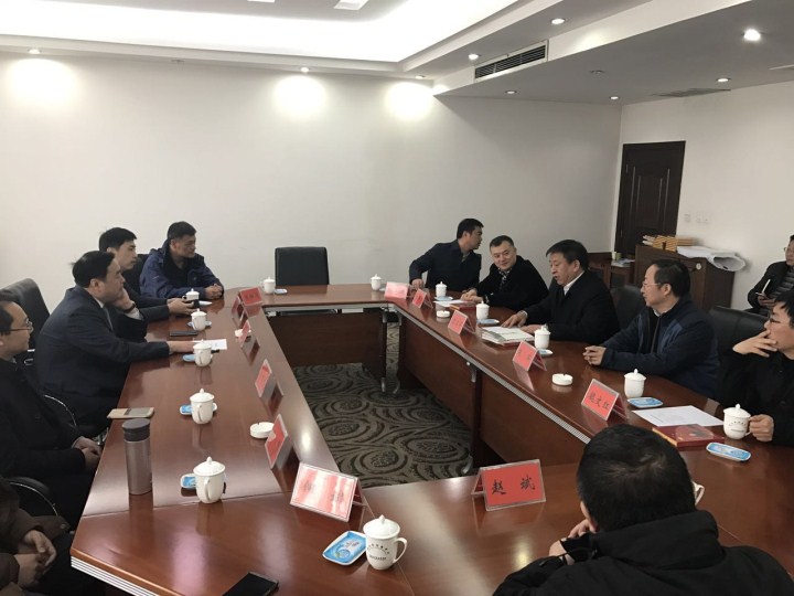 11-鞏義市委書記袁三軍、市人大主任李明楨、市政協(xié)主席談得勝、市委常委、市委辦主任朱軍、副市長劉軍杰、鞏東新區(qū)副主任劉亞濤等與太極實(shí)業(yè)董事長、十一科技法人代表趙振元、余才志、陳昌、何斌、趙斌、張松濤、趙遠(yuǎn)遠(yuǎn)、魏靜等會談.jpg