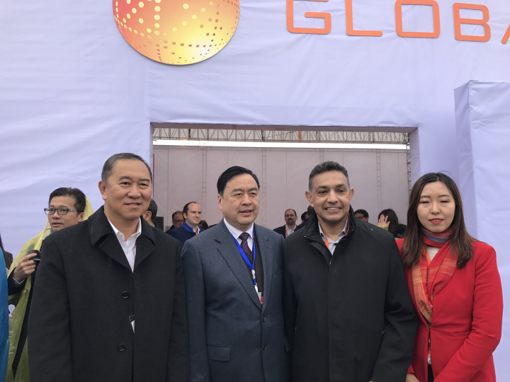 3-趙振元與格羅方德全球首席執(zhí)行官桑杰.賈（右二）、副總裁洪啟財(cái)（左一）等親切合影.jpg