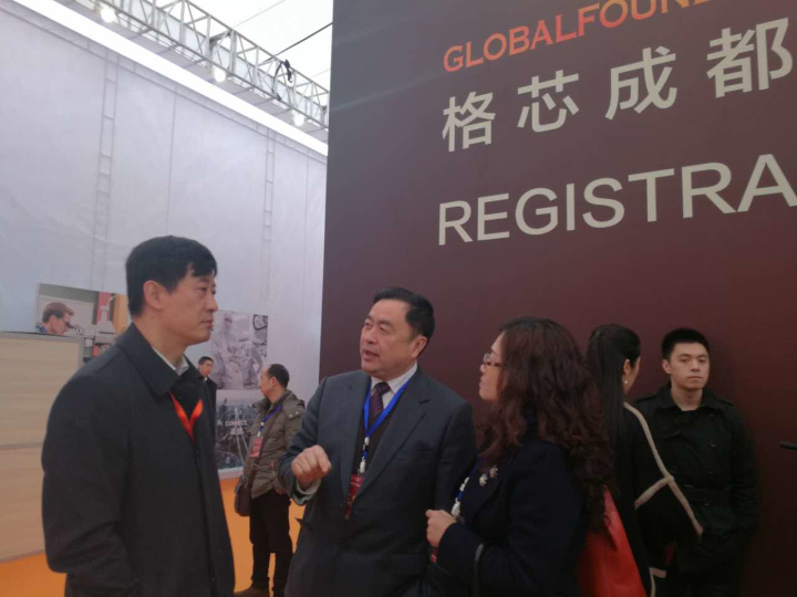 7-趙振元、姚虹副院長(zhǎng)與高新區(qū)管委會(huì)副主任楊東熱情交談.jpg