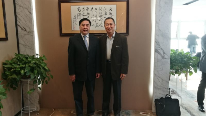 10-趙振元與拜訪十一科技的格羅方德副總裁洪啟財(cái)先生親切合影.jpg