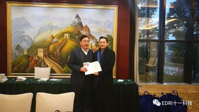 7-趙振元同志向?qū)O學(xué)軍指揮長贈(zèng)書.webp.jpg