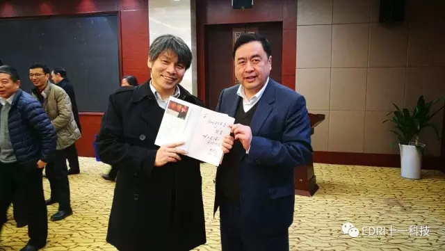 8-趙振元同志向副指揮長日比野吉高贈(zèng)書.webp.jpg