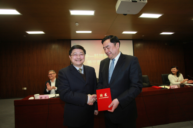 6- 十一科技股份公司董事長(zhǎng)趙振元同志為新一屆董事孫鴻偉先生頒發(fā)聘書.jpg