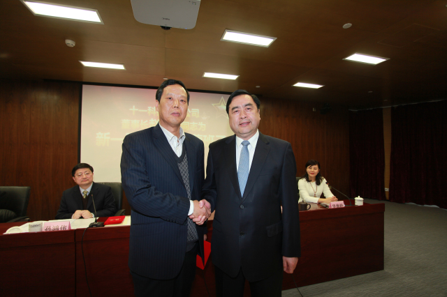 11-十一科技股份公司董事長(zhǎng)趙振元同志為執(zhí)行班子成員何平同志頒發(fā)聘書.jpg