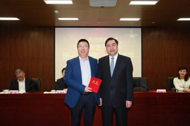 19-十一科技股份公司董事長(zhǎng)趙振元同志為執(zhí)行班子成員萬里浪同志頒發(fā)聘書.jpg