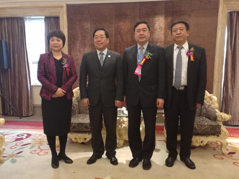 9-趙振元與袁三軍（右一）、孫淑芳（左一）、李中航（左二）親切合影.jpg