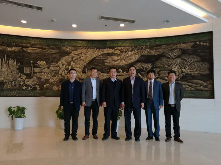 9-趙振元、周安舉、賀奎田、郭明偉與與中天集團(tuán)總裁薛馳、中天科技新能源產(chǎn)業(yè)鏈總經(jīng)理曹紅彬親切合影.jpg