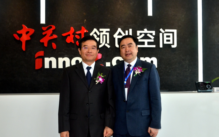 22-趙振元同志與成都市政協(xié)副主席、黨組副書記郝康理親切合影.jpg