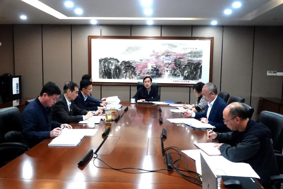 趙振元在黨委中心組學(xué)習(xí)二十大報(bào)告會(huì)上提出三個(gè)工作要點(diǎn)：第一堅(jiān)持十年來的正確路線；第二開啟新的一百年征程；第三堅(jiān)持電子和新能源領(lǐng)域外開辟更多新的賽道_副本.png